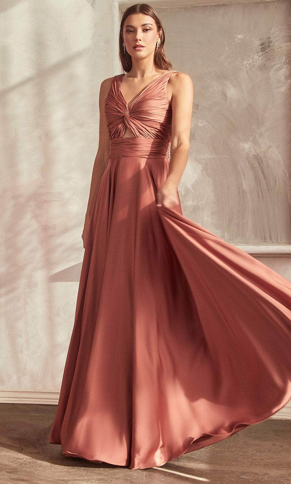 Robe de bal froncée à col en V et nœud