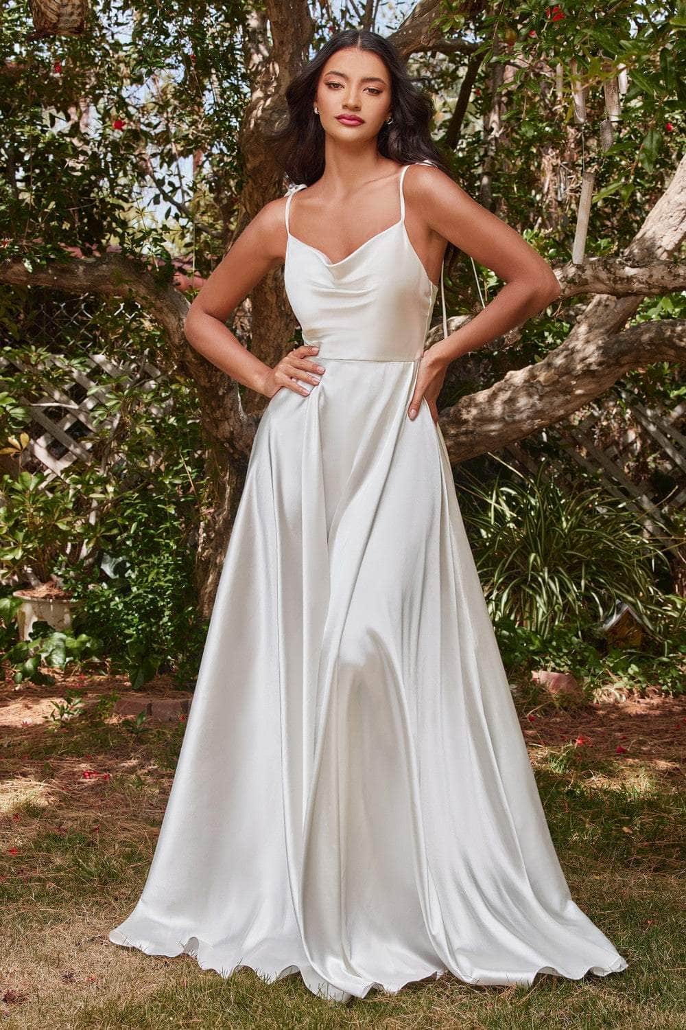 Robe trapèze en satin à col bénitier