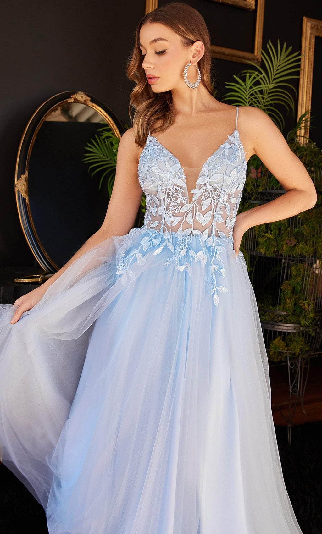 Robe de bal classique à décolleté plongeant en V ornée d'appliqués