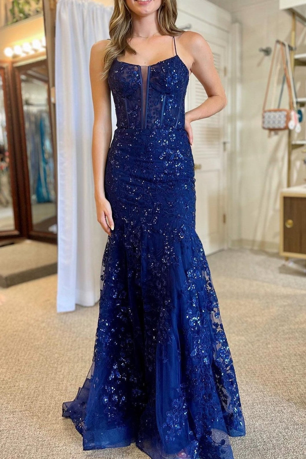 Lance | Robe de soirée longue sirène à fines bretelles en dentelle et sequins bleus