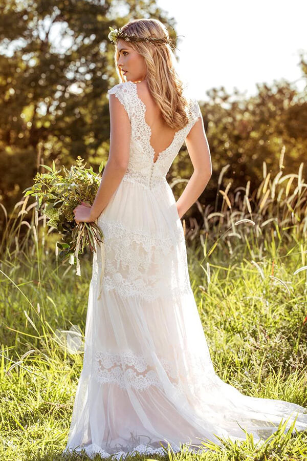 Dernière robe de mariée longue trapèze en dentelle et tulle, taille empire et décolleté cœur