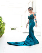 Último vestido largo de sirena de satén con joyas y mangas para baile de graduación