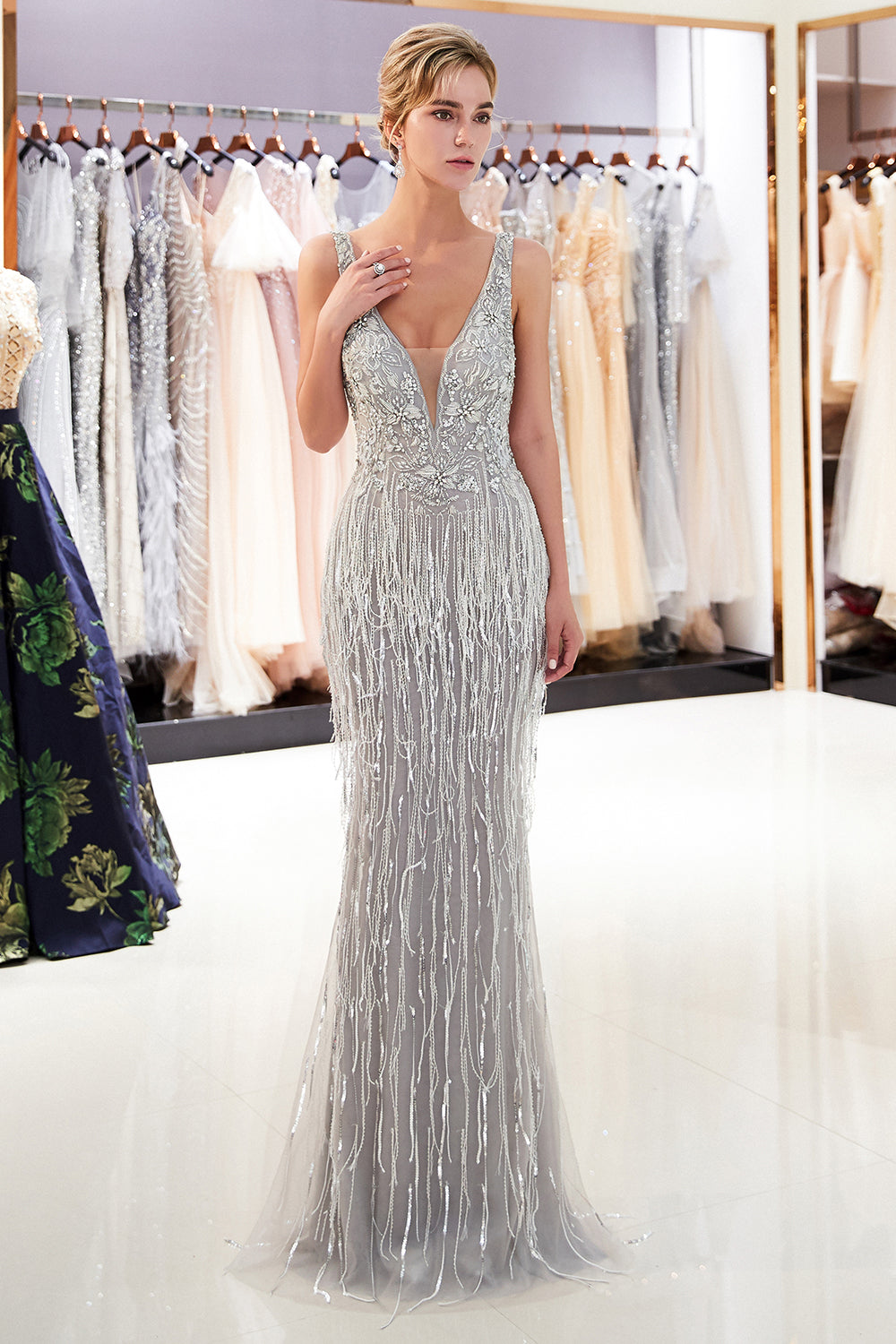 Dernière robe de soirée longue sirène en tulle à franges et perles, col en V