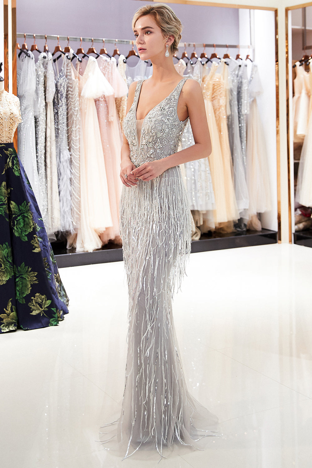Dernière robe de soirée longue sirène en tulle à franges et perles, col en V