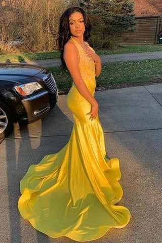 Últimos vestidos de sirena para baile de graduación con escote en V, cuello halter, apliques y cola cepillada