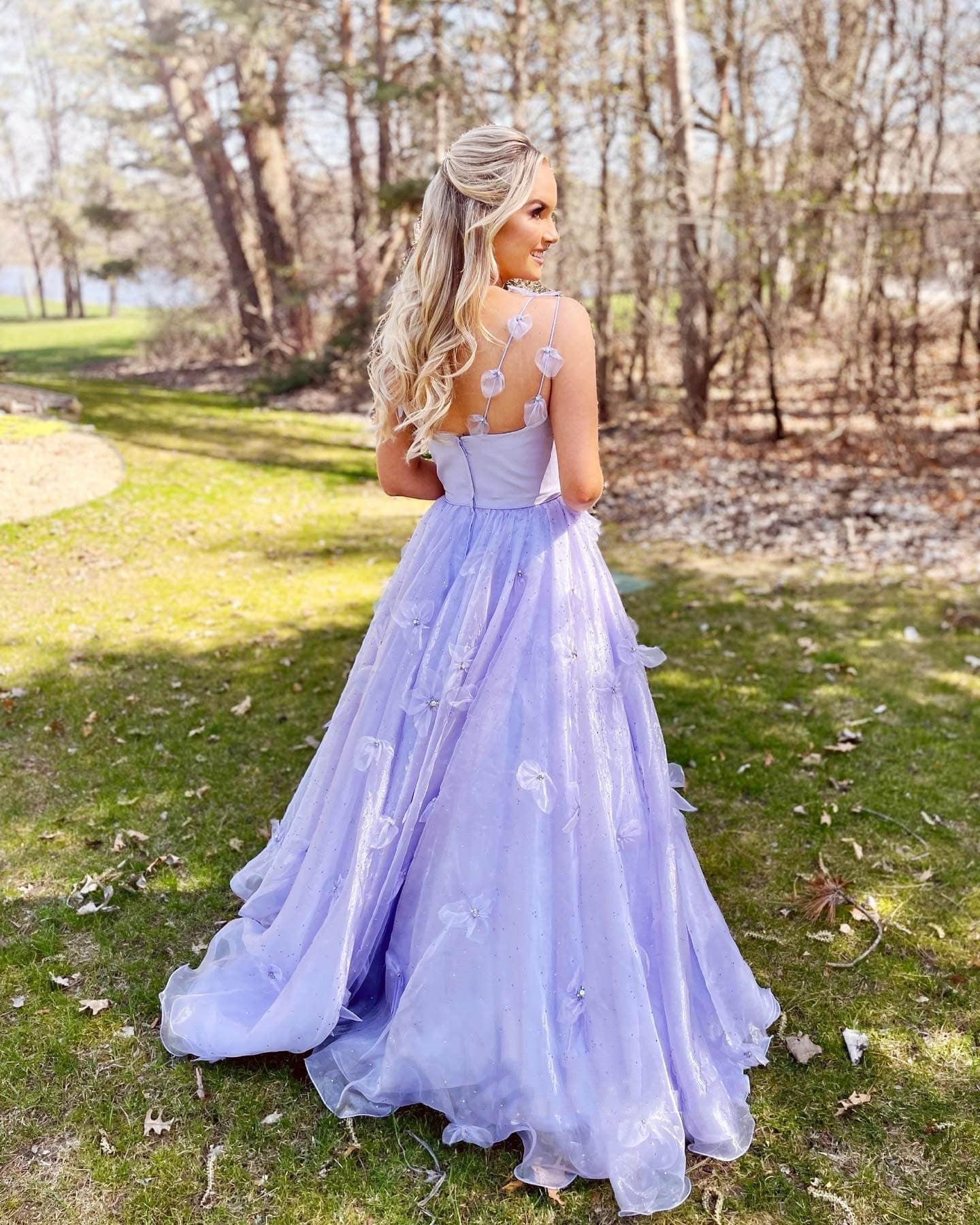 Vestido de fiesta de organza con tirantes finos y corte en A