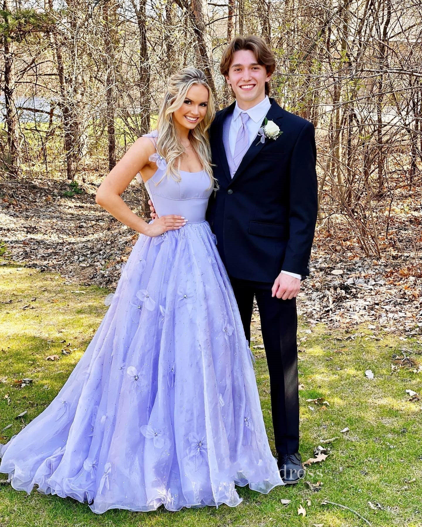 Vestido de fiesta de organza con tirantes finos y corte en A