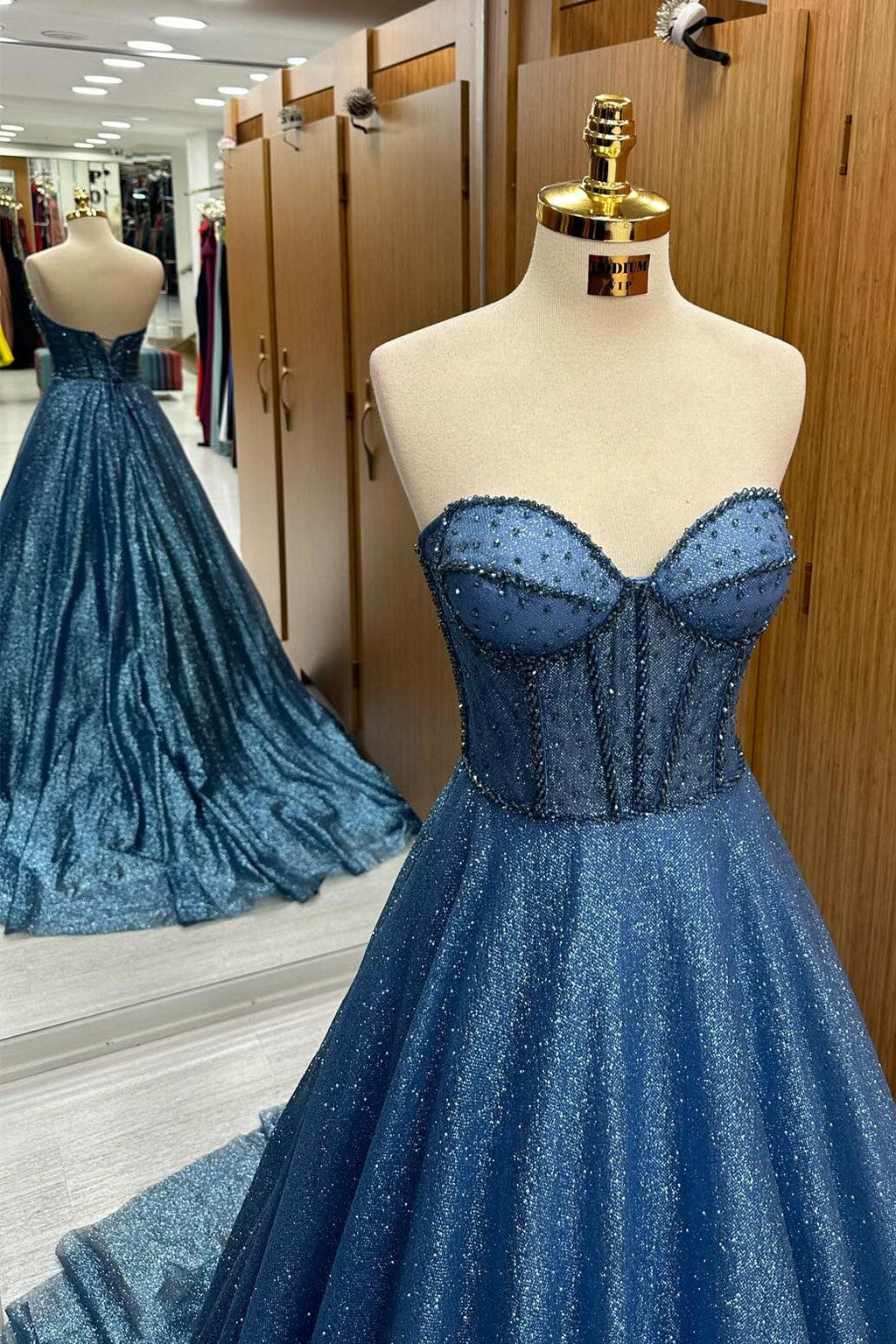 Leon | Robe de bal longue bleu marine à sequins et perles, décolleté cœur, coupe trapèze