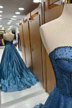 Leon | Robe de bal longue bleu marine à sequins et perles, décolleté cœur, coupe trapèze