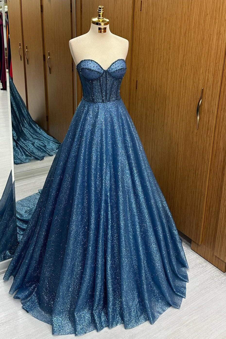 Leon | Robe de bal longue bleu marine à sequins et perles, décolleté cœur, coupe trapèze