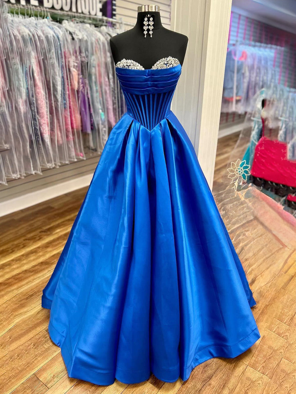 Liabelle | Vestido de graduación corte A con escote corazón y cuentas, de satén azul real 