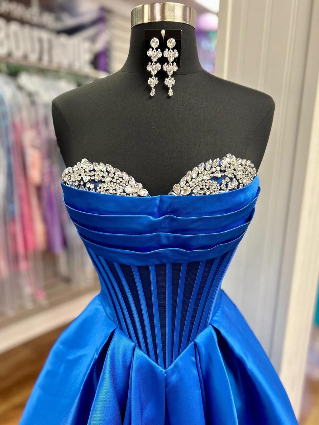Liabelle | Vestido de graduación corte A con escote corazón y cuentas, de satén azul real 