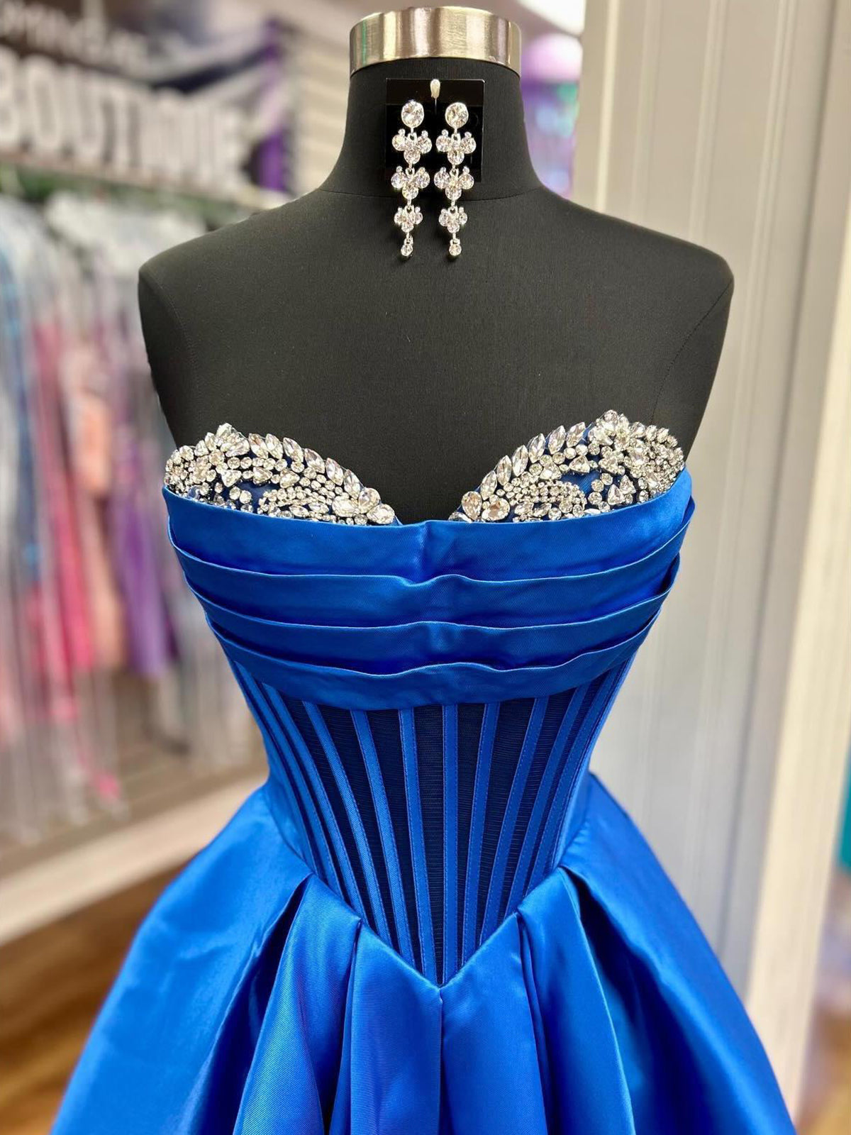 Liabelle | Vestido de graduación corte A con escote corazón y cuentas, de satén azul real 