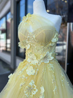 Jayna | Robe de bal longue jaune clair asymétrique à une épaule, ornée d'appliqués 3D et de perles, avec fente