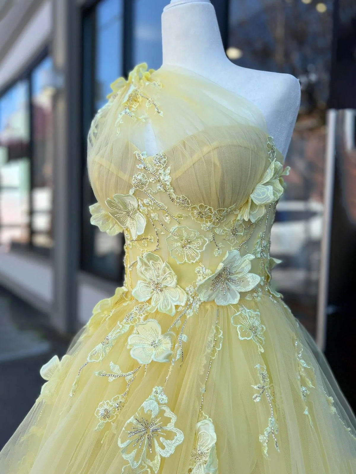 Jayna | Robe de bal longue jaune clair asymétrique à une épaule, ornée d'appliqués 3D et de perles, avec fente