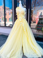 Jayna | Robe de bal longue jaune clair asymétrique à une épaule, ornée d'appliqués 3D et de perles, avec fente