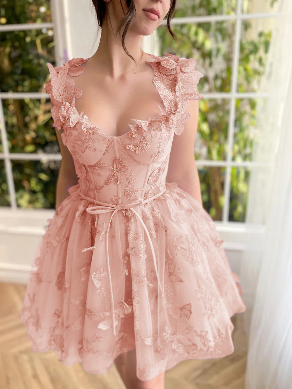 Vestido de graduación corto de tul estilo Aline con mariposas 3D