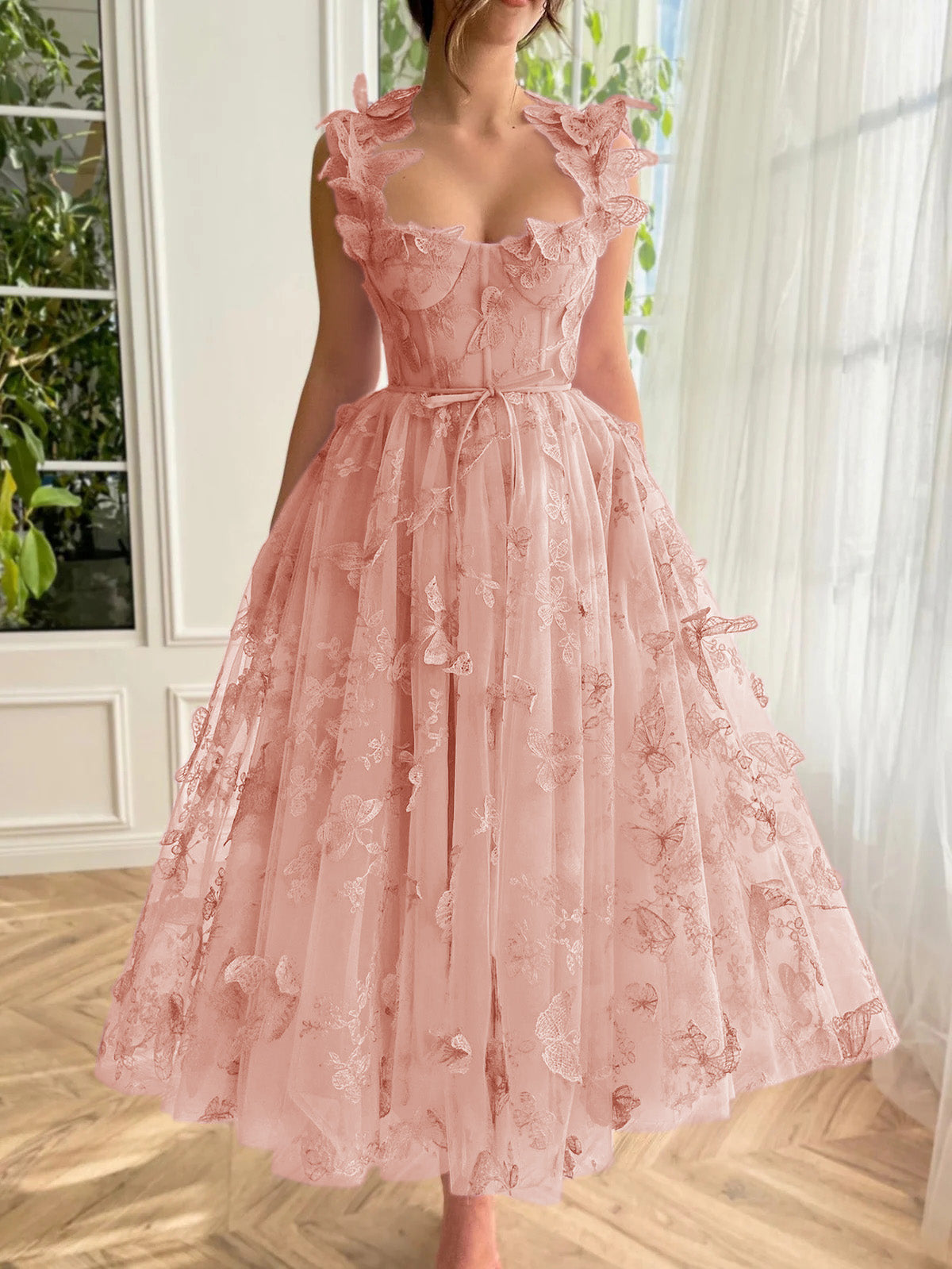 Vestido de graduación midi de tul corte A con mariposas 3D
