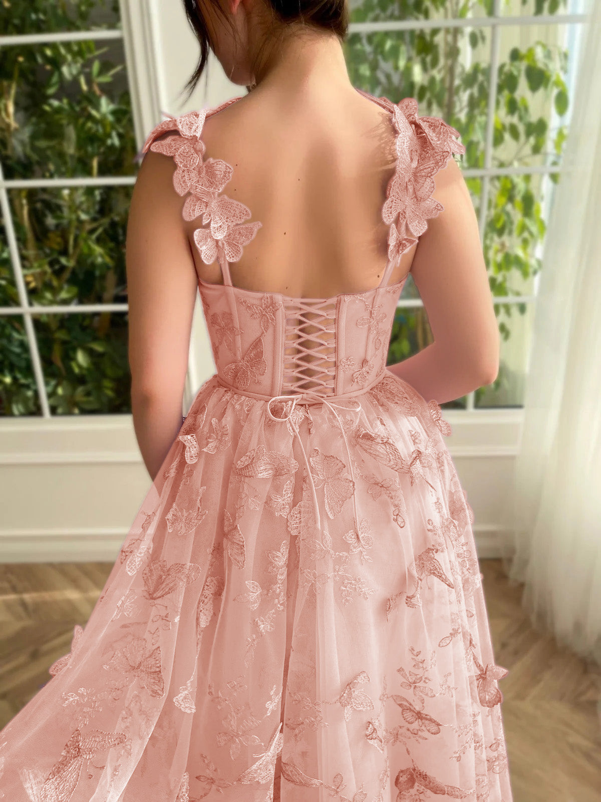 Vestido de graduación midi de tul corte A con mariposas 3D