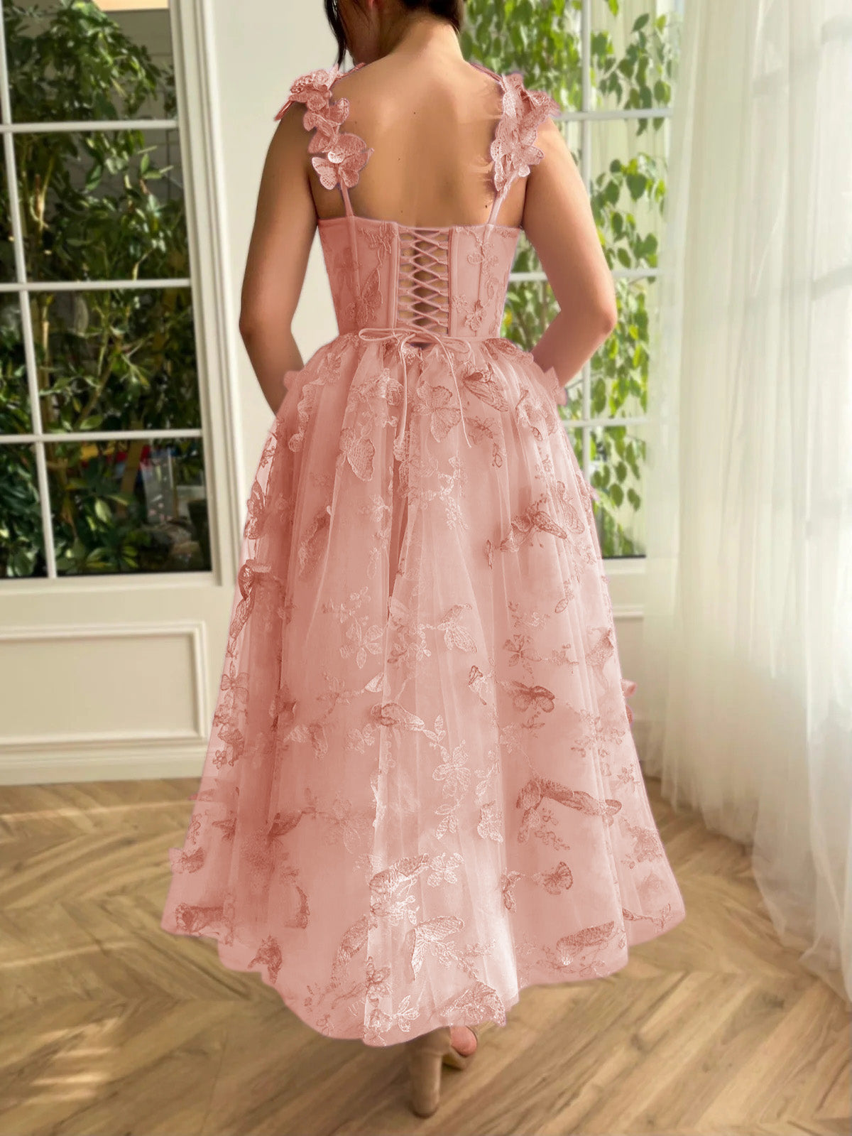 Vestido de graduación midi de tul corte A con mariposas 3D