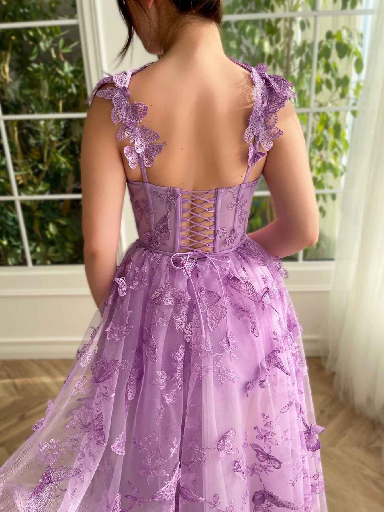 Vestido de graduación midi de tul corte A con mariposas 3D