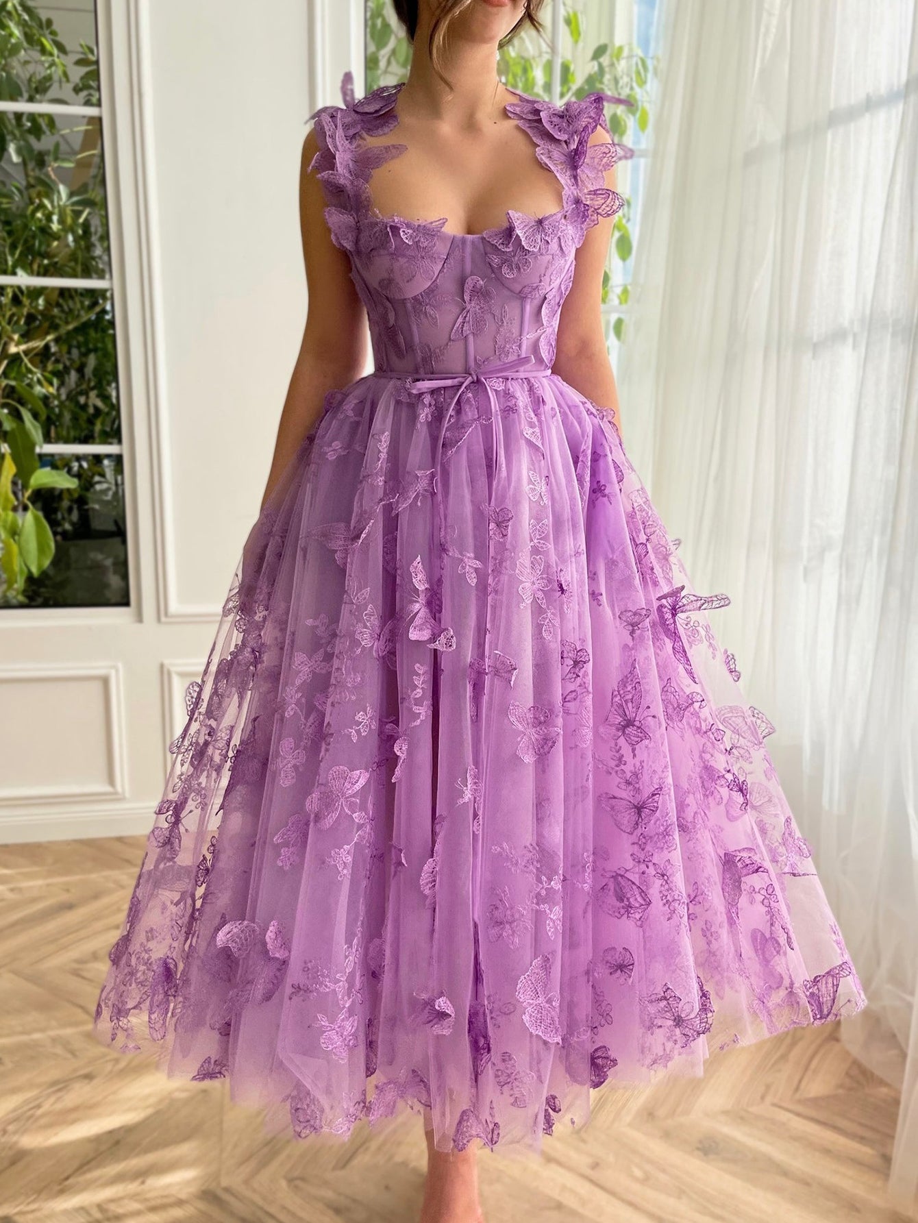 Vestido de graduación midi de tul corte A con mariposas 3D
