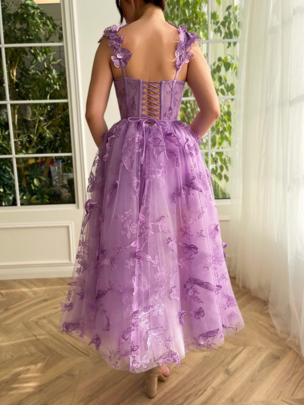 Vestido de graduación midi de tul corte A con mariposas 3D