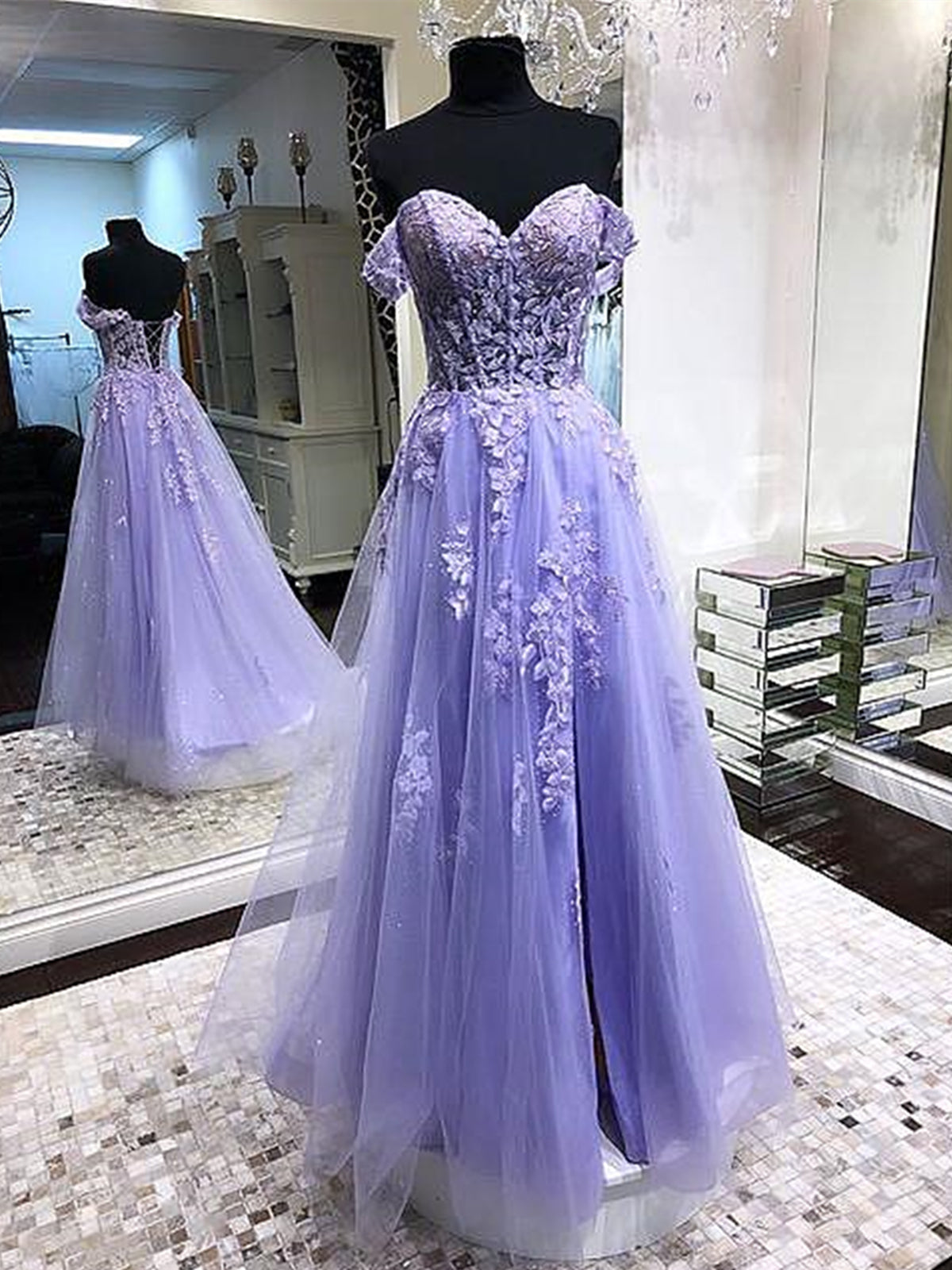Robe de bal longue lilas en tulle et dentelle, épaules dénudées, coupe trapèze, style A-line