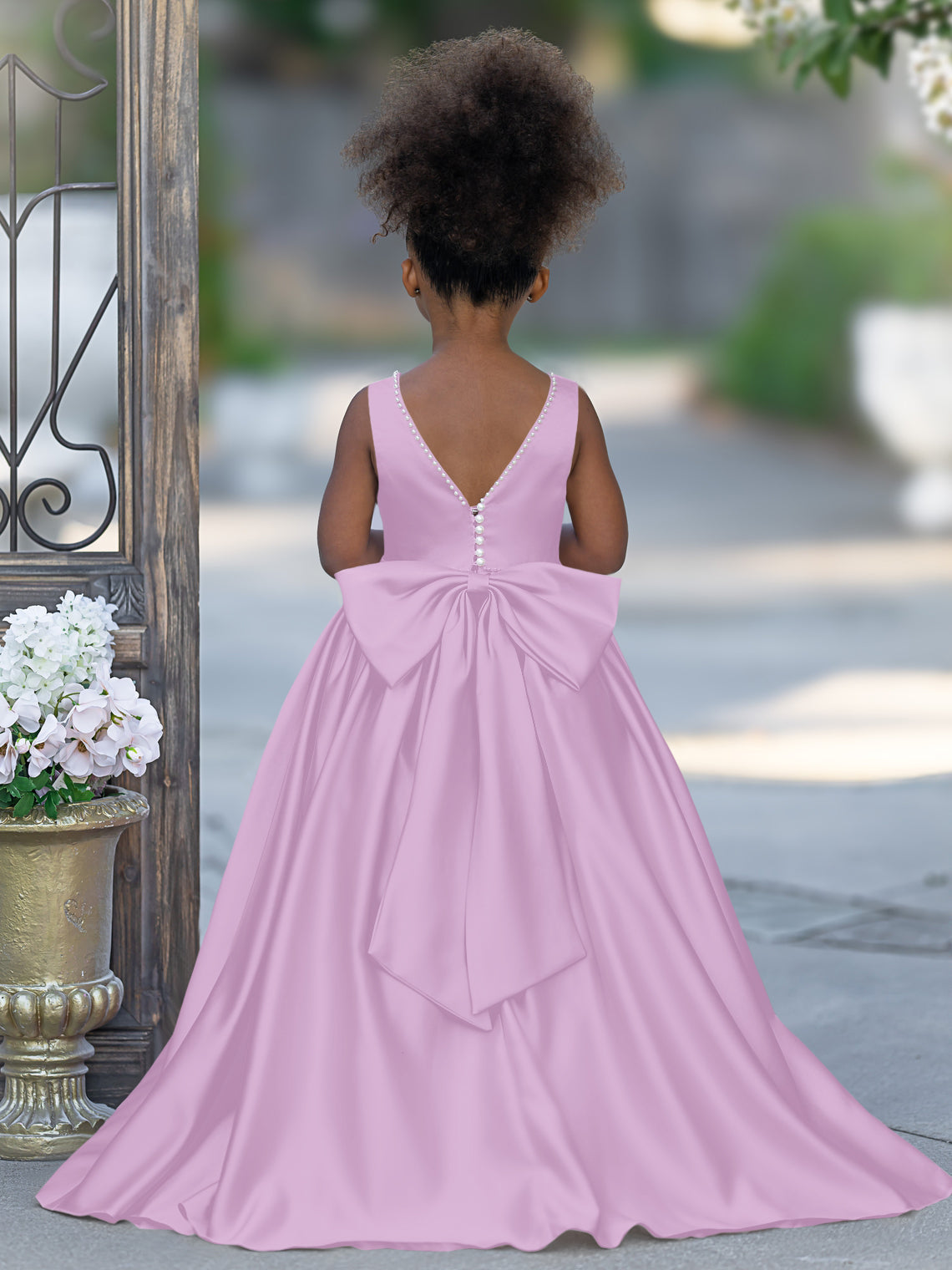 Vestido rosa sin mangas de satén con escote con cuentas y detalle de lazo