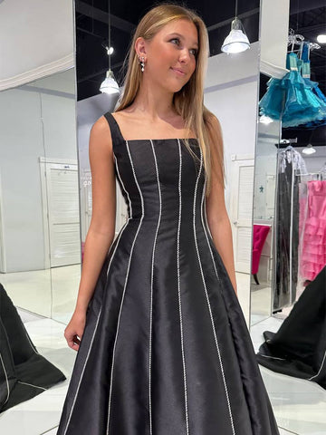 Linlee | Robe de bal longue plissée noire à bretelles trapèze et perles carrées 