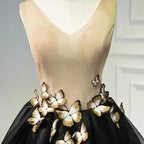 Robe de bal courte noire à col en V et motif papillon PD397