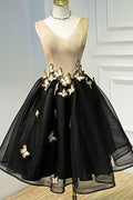 Robe de bal courte noire à col en V et motif papillon PD397