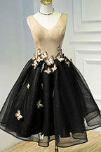 Robe de bal courte noire à col en V et motif papillon PD397