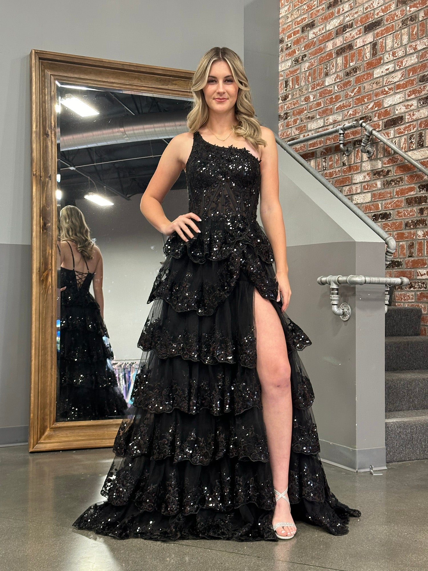 Vestido largo de fiesta de encaje con un solo hombro y volantes