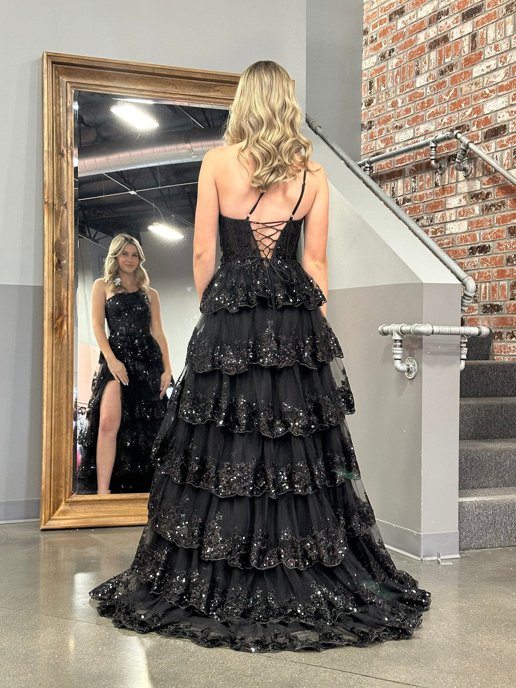 Vestido largo de fiesta de encaje con un solo hombro y volantes