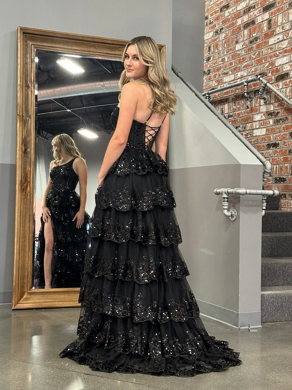 Vestido largo de fiesta de encaje con un solo hombro y volantes