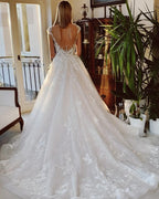 Robe de mariée longue trapèze en dentelle appliquée, dos nu, traîne d'église
