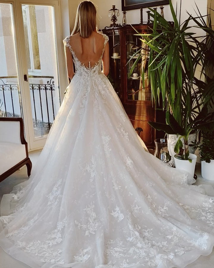 Robe de mariée longue trapèze en dentelle appliquée, dos nu, traîne d'église