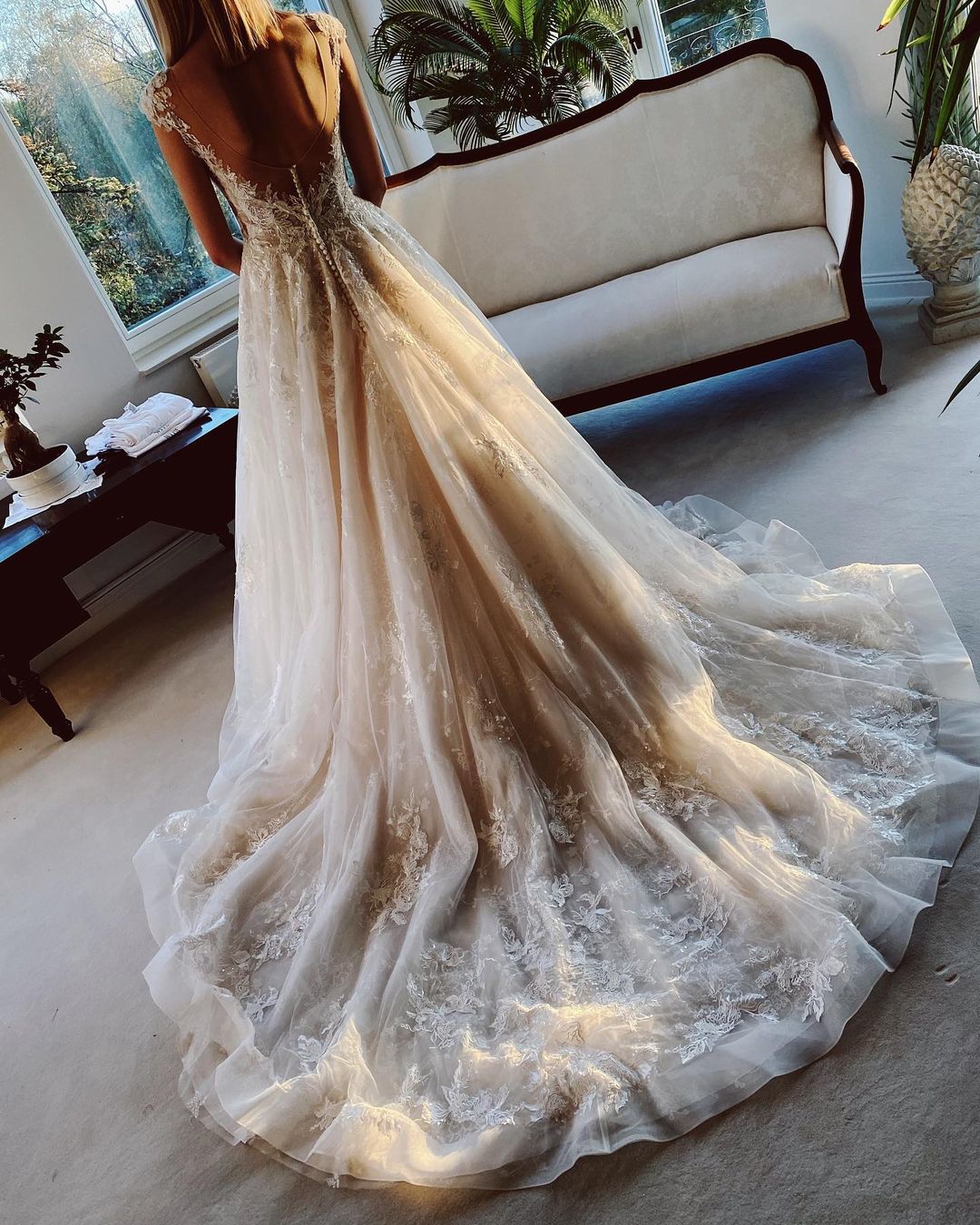 Robe de mariée longue trapèze en dentelle appliquée, dos nu, traîne d'église