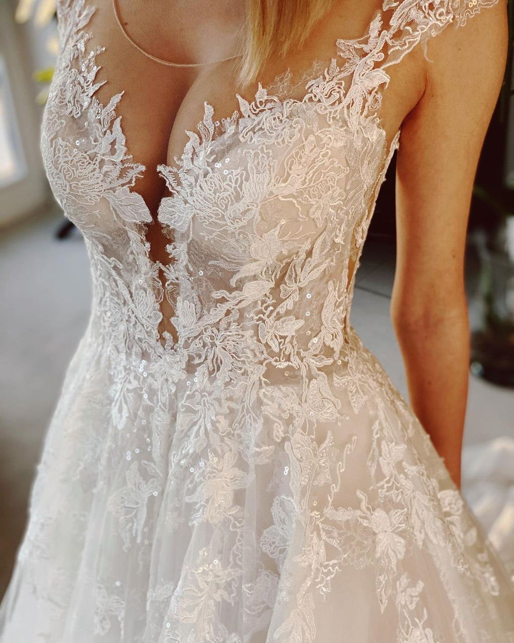 Robe de mariée longue trapèze en dentelle appliquée, dos nu, traîne d'église