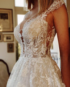 Robe de mariée longue trapèze en dentelle appliquée, dos nu, traîne d'église