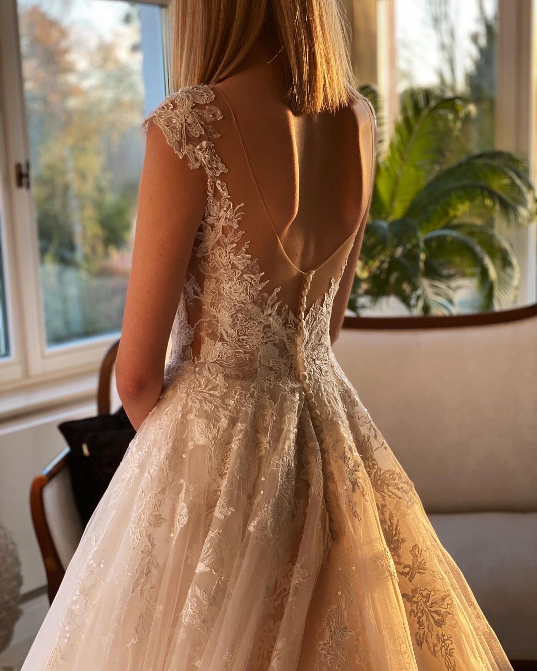 Robe de mariée longue trapèze en dentelle appliquée, dos nu, traîne d'église
