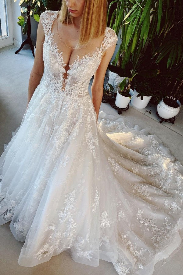 Robe de mariée longue trapèze en dentelle appliquée, dos nu, traîne d'église