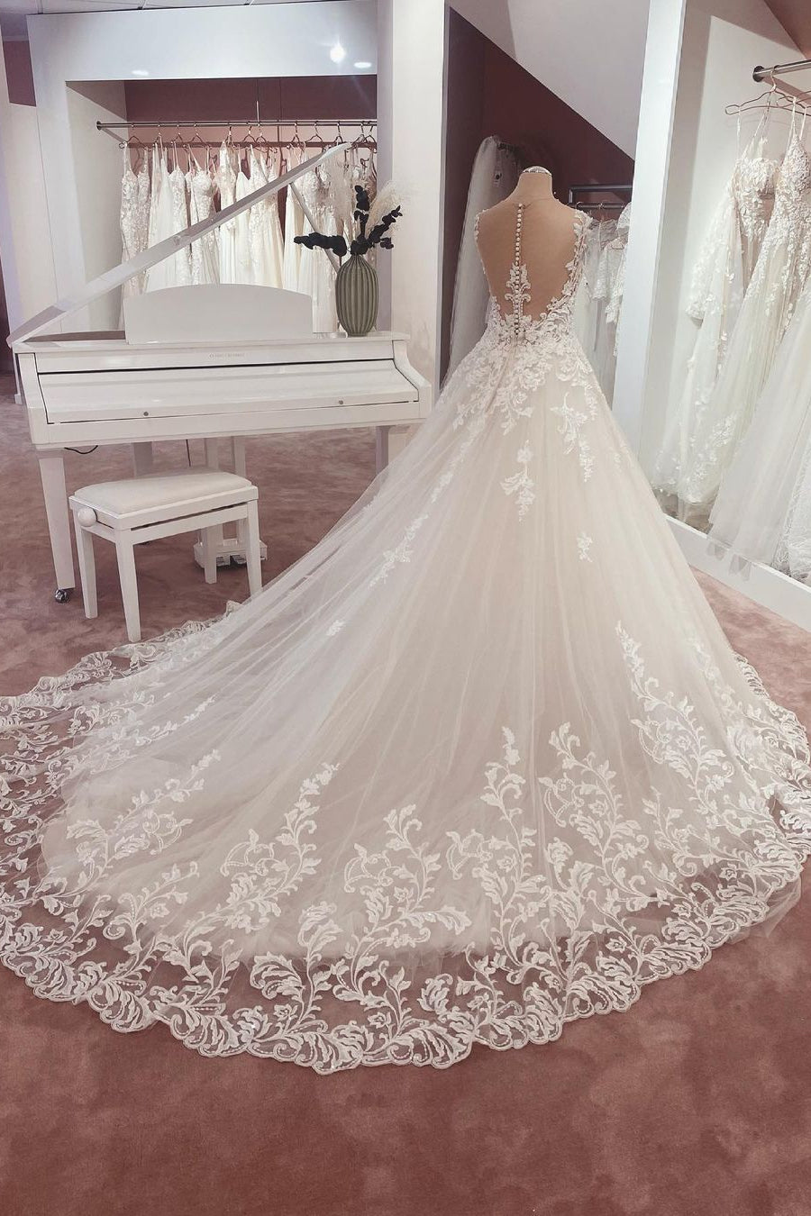 Vestido de novia largo de corte A con apliques de encaje y escote corazón en tul