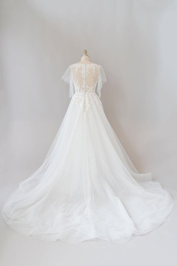 Robe de mariée longue en tulle et dentelle à manches, coupe trapèze, ornée d'appliqués.