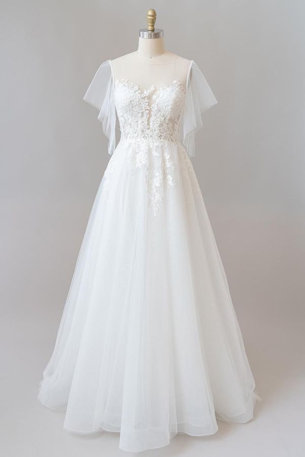 Robe de mariée longue en tulle et dentelle à manches, coupe trapèze, ornée d'appliqués.