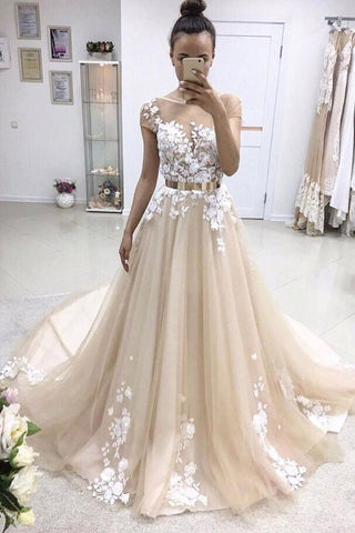 Vestido de novia largo de corte A con escote barco, apliques de encaje y fajín dorado, con mangas.