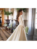Vestidos de novia largos de poliéster con escote barco, corte en A, cola corta, espalda descubierta y mangas, con mangas y escote barco.