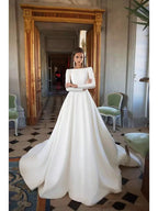 Vestidos de novia largos de poliéster con escote barco, corte en A, cola corta, espalda descubierta y mangas, con mangas y escote barco.
