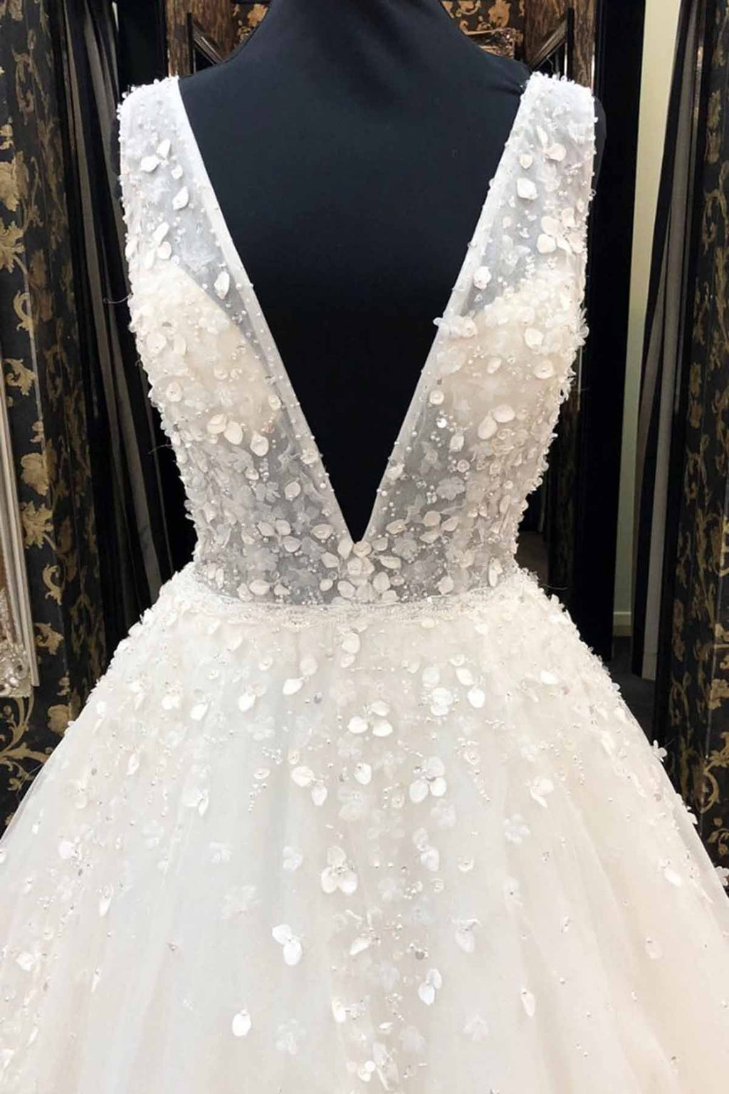Robe de mariée longue en tulle, coupe trapèze, décolleté en V profond